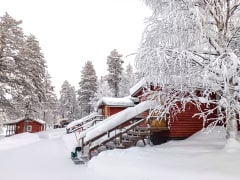 Rönölä savottakämppä luminen pihapiiri