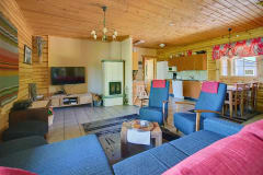 Lomamökin olohuoneen kalustusta.