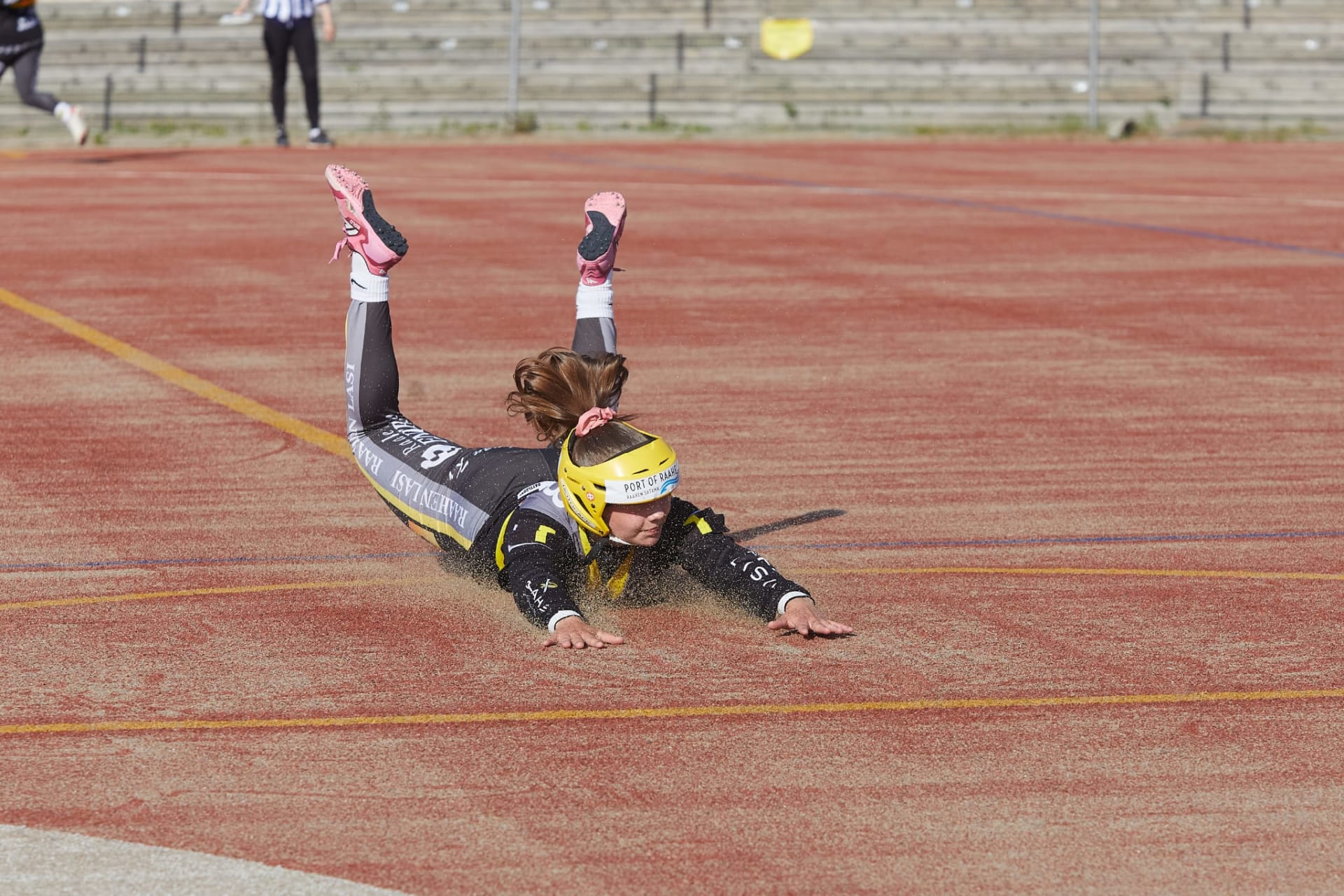 Pesäpalloilija syöksyy pesälle.