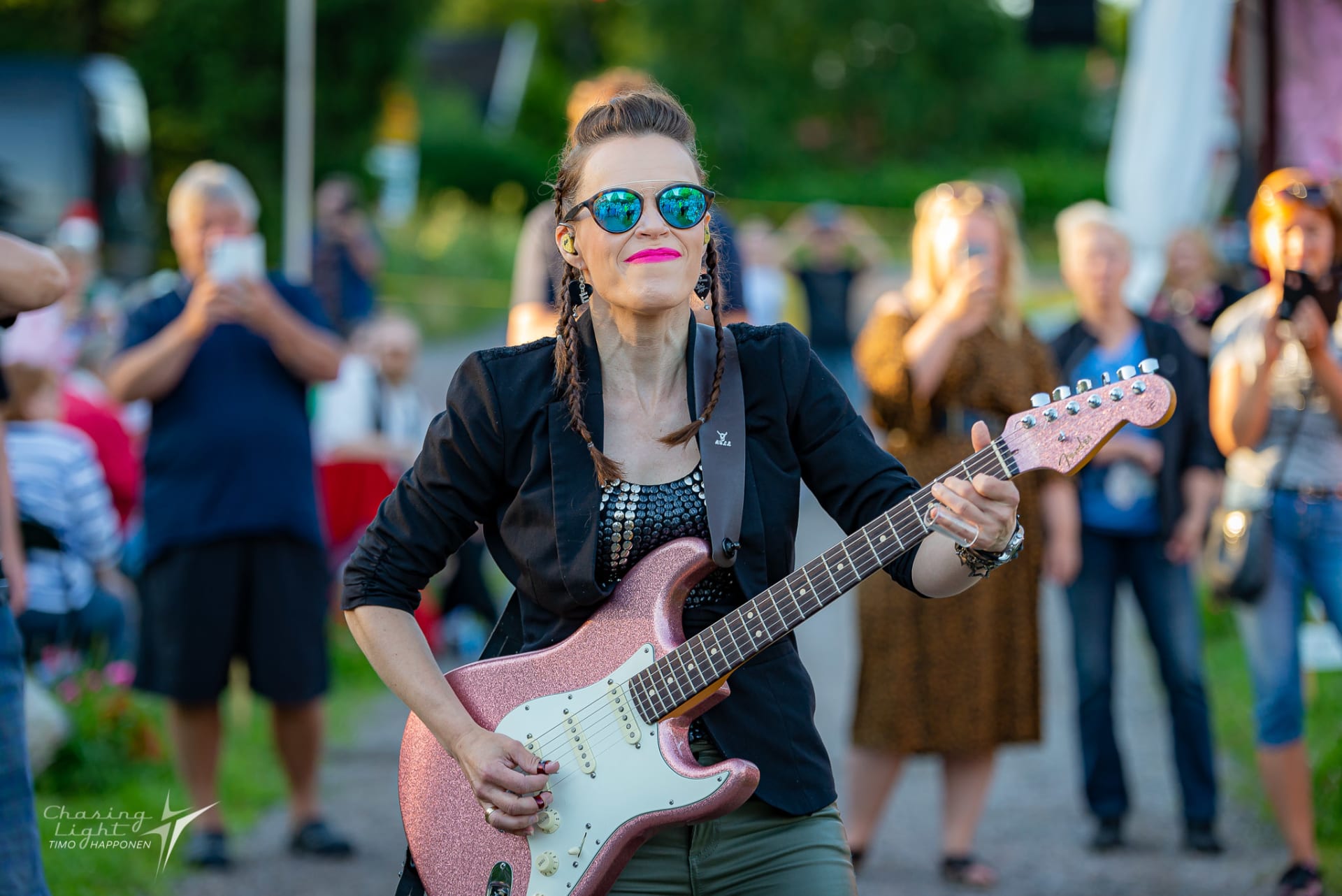 Erja Lyytinen surprised guest with playing in the crowd in Krapin Paja's park concert