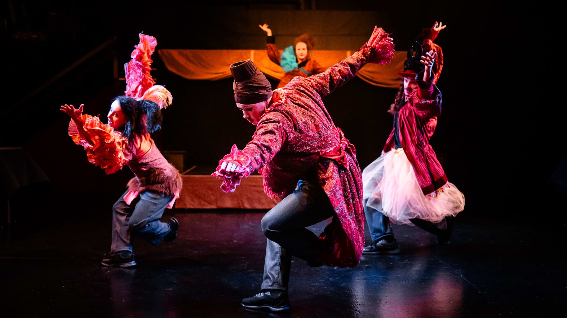 Teoksen hahmot tanssin pyörteissä. Teoksen hahmot tanssin pyörteissä.