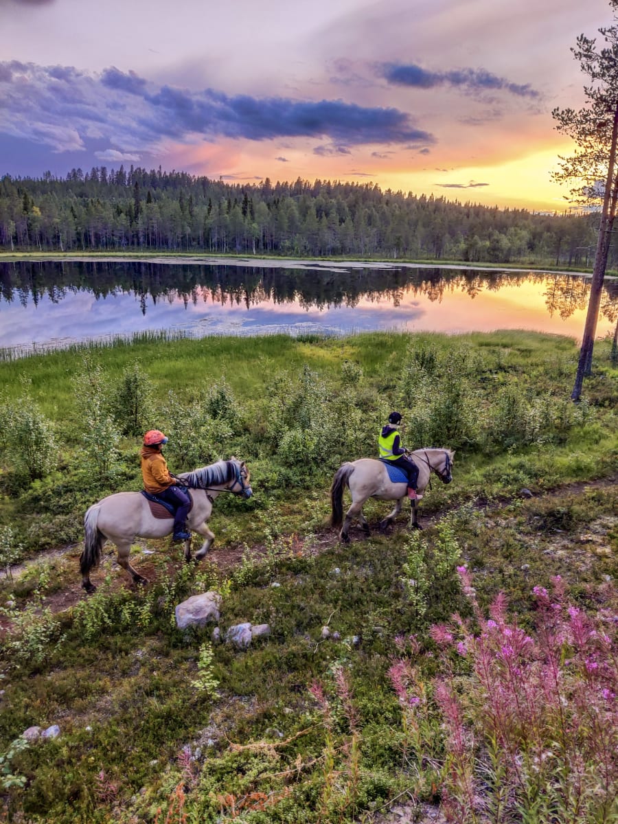 Midnight sun riding to the hill | Visit Finland Midnight sun riding to the hill | Visit Finland