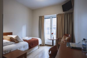 Single room: bead, table and chair.