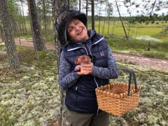 Nainen pitää kädessään suurta herkkutattia