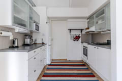 Kuva Tammikallion avokeittiöstä. The open-plan kitchen.