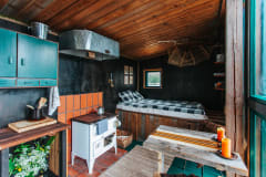 Kelluvan lauttamajoituksen sisätilat Saimaalla. Floating raft accommodation interior in Lake Saimaa.