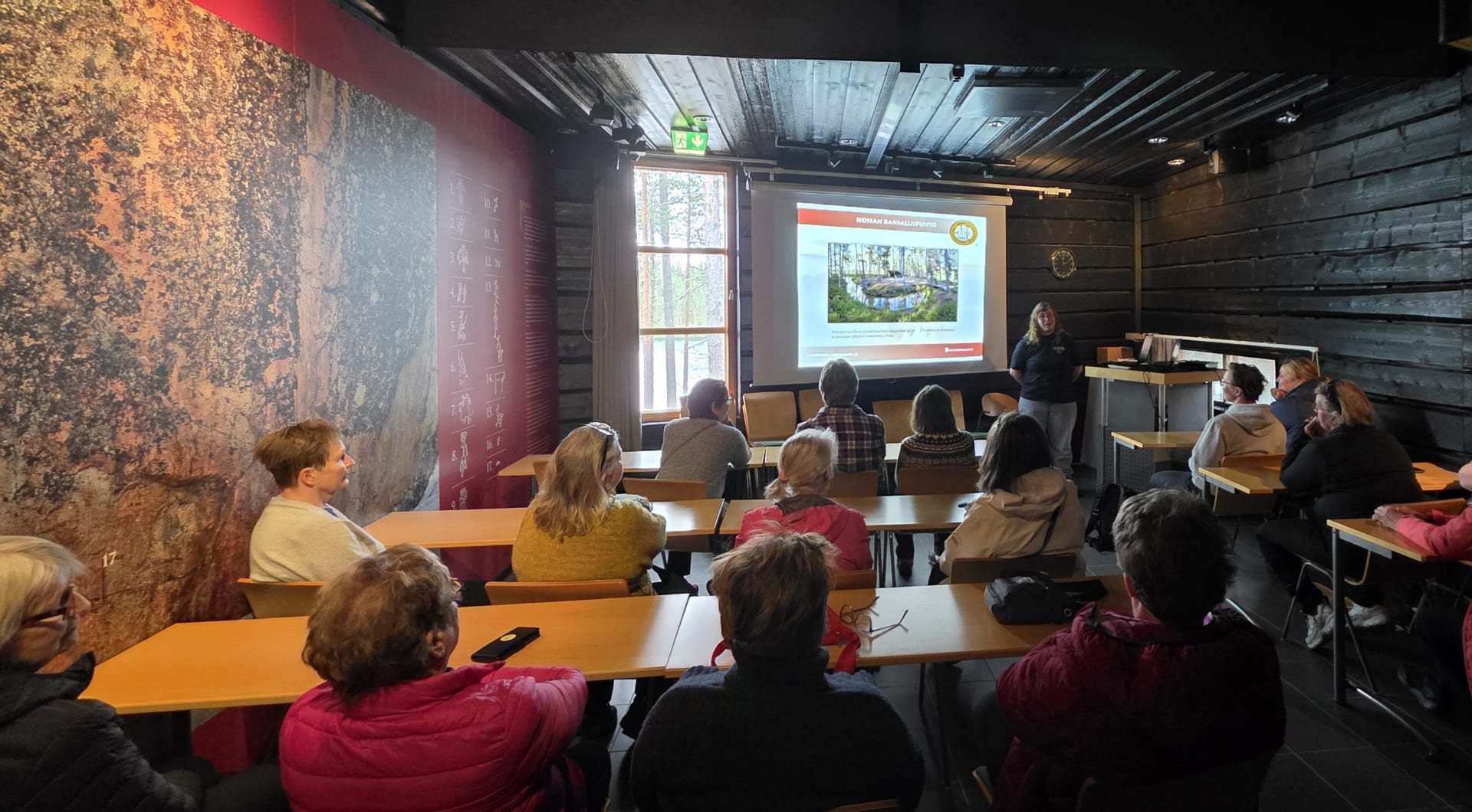 Ryhmä kuuntelemassa Hossan kansallispuiston esittelyä Hossan luontokeskuksella