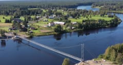 The Jakkukylä suspension bridge crosses the Iijoki River, which is almost 200 meters wide.