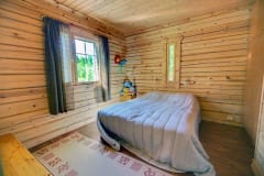 Lomamökin ensimmäisen makuuhuoneen yleisnäkymä.