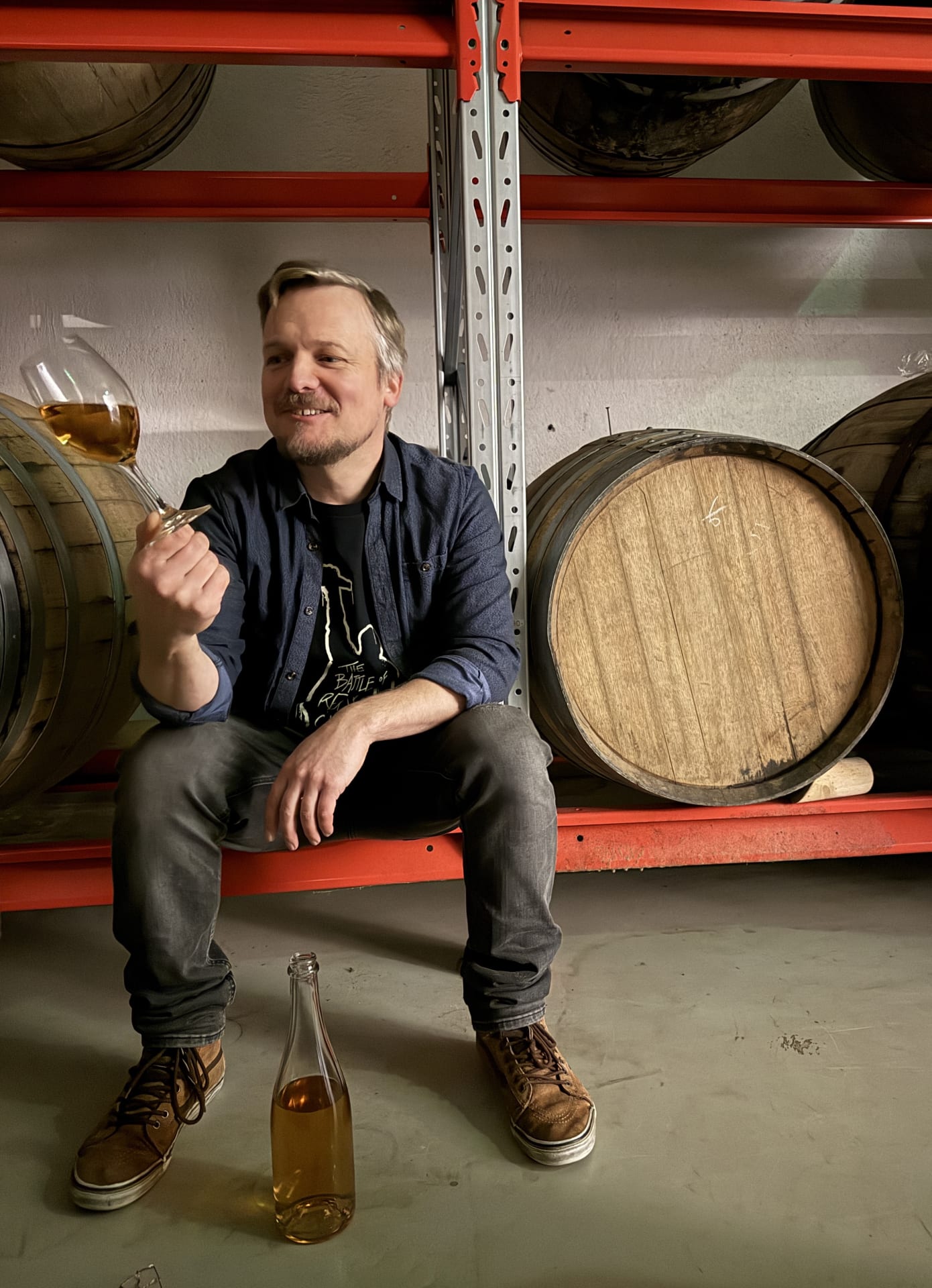 Siiderintekijä maistaa tynnyrikypsytettyä siideriä