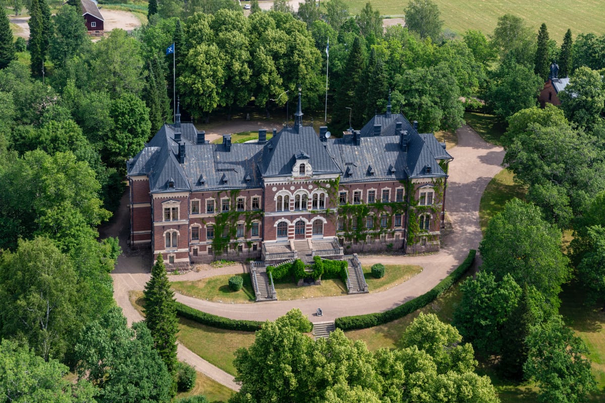 Tour of manor house at Malmgård Estate