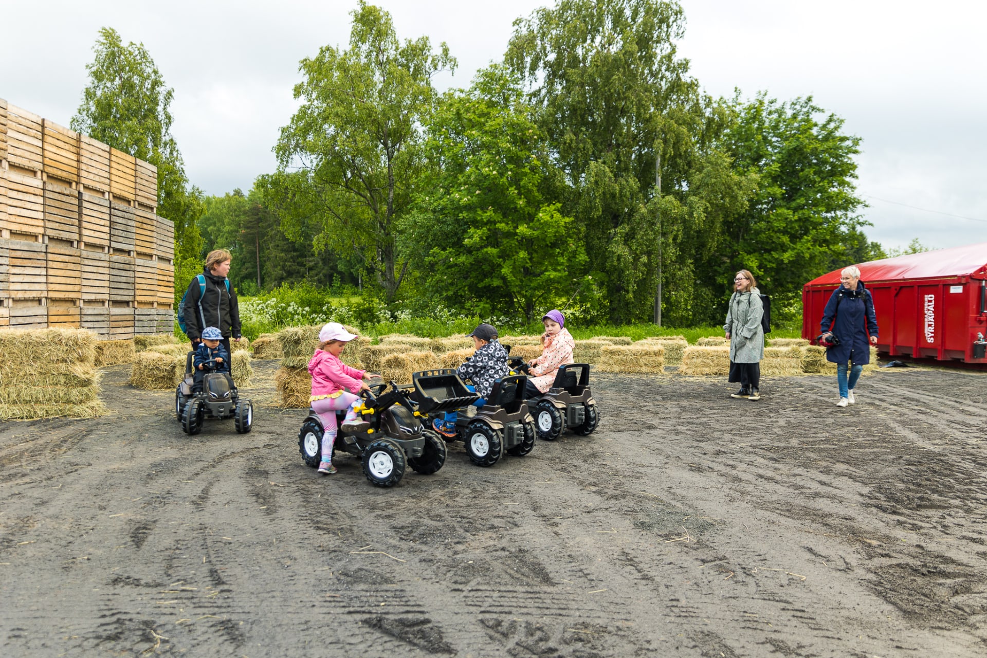 Polkutraktorit lapsille löytyy kotieläinpihan läheisyydestä.