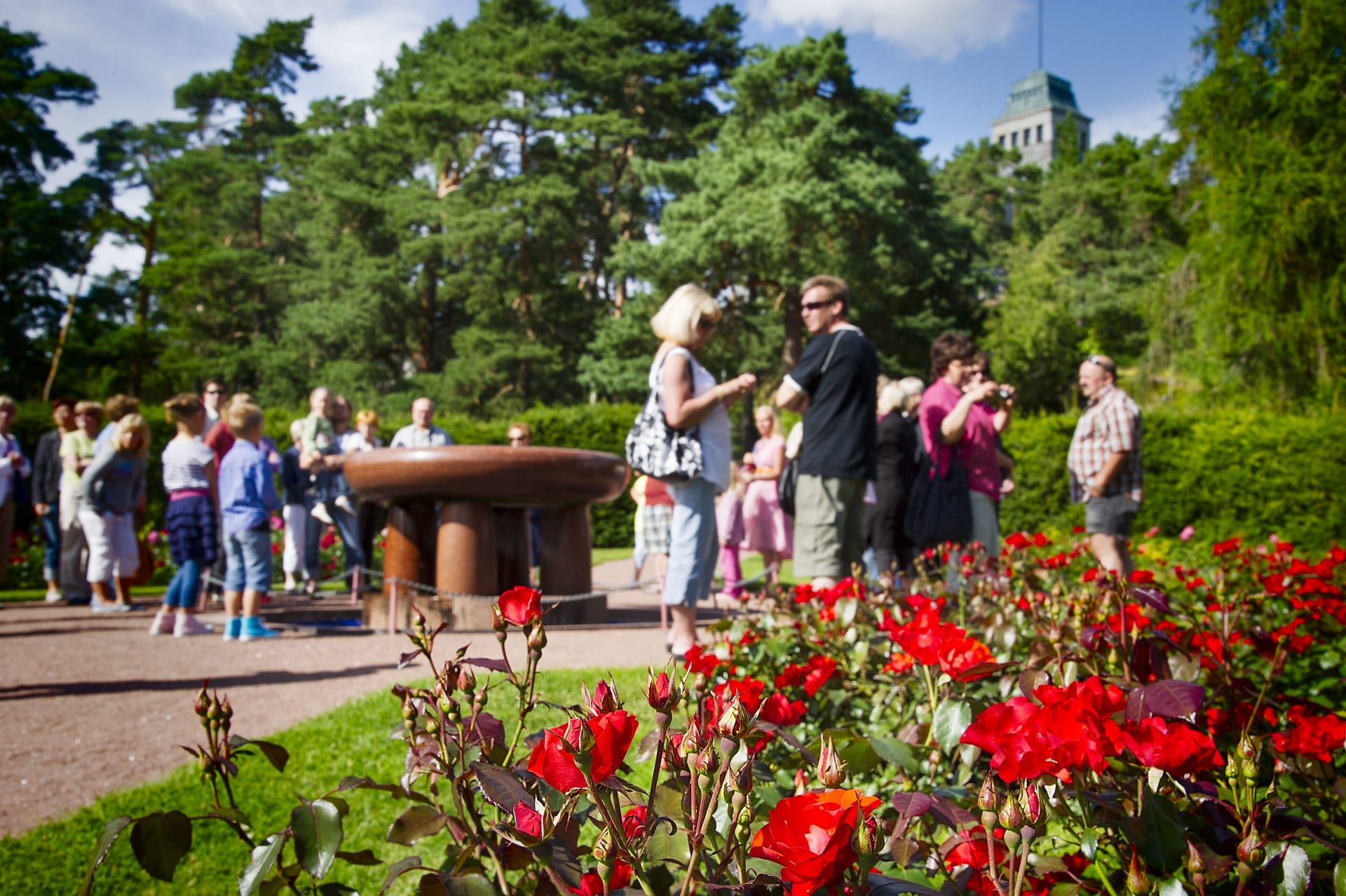 Guided tour in Kultaranta Garden