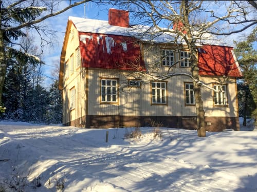 Villa Högbo in a winter landscape.