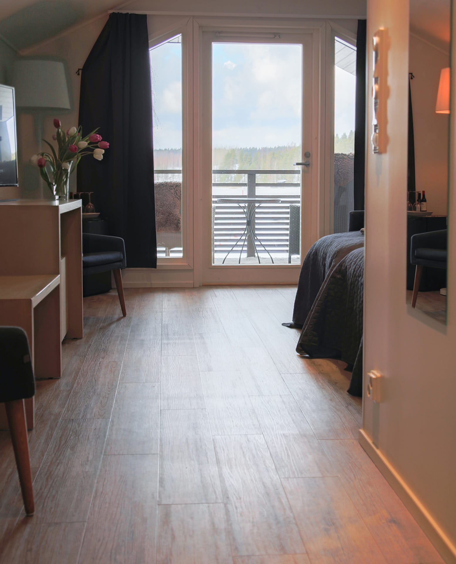 Upstairs room for two with balcony to the seaside.