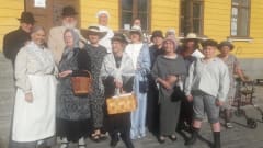 Kokkolan matkailuoppaat historiallisen raatihuoneen edessä.