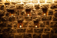 Saunan etuseinä on tehty vanhoista kadun mukulakivistä