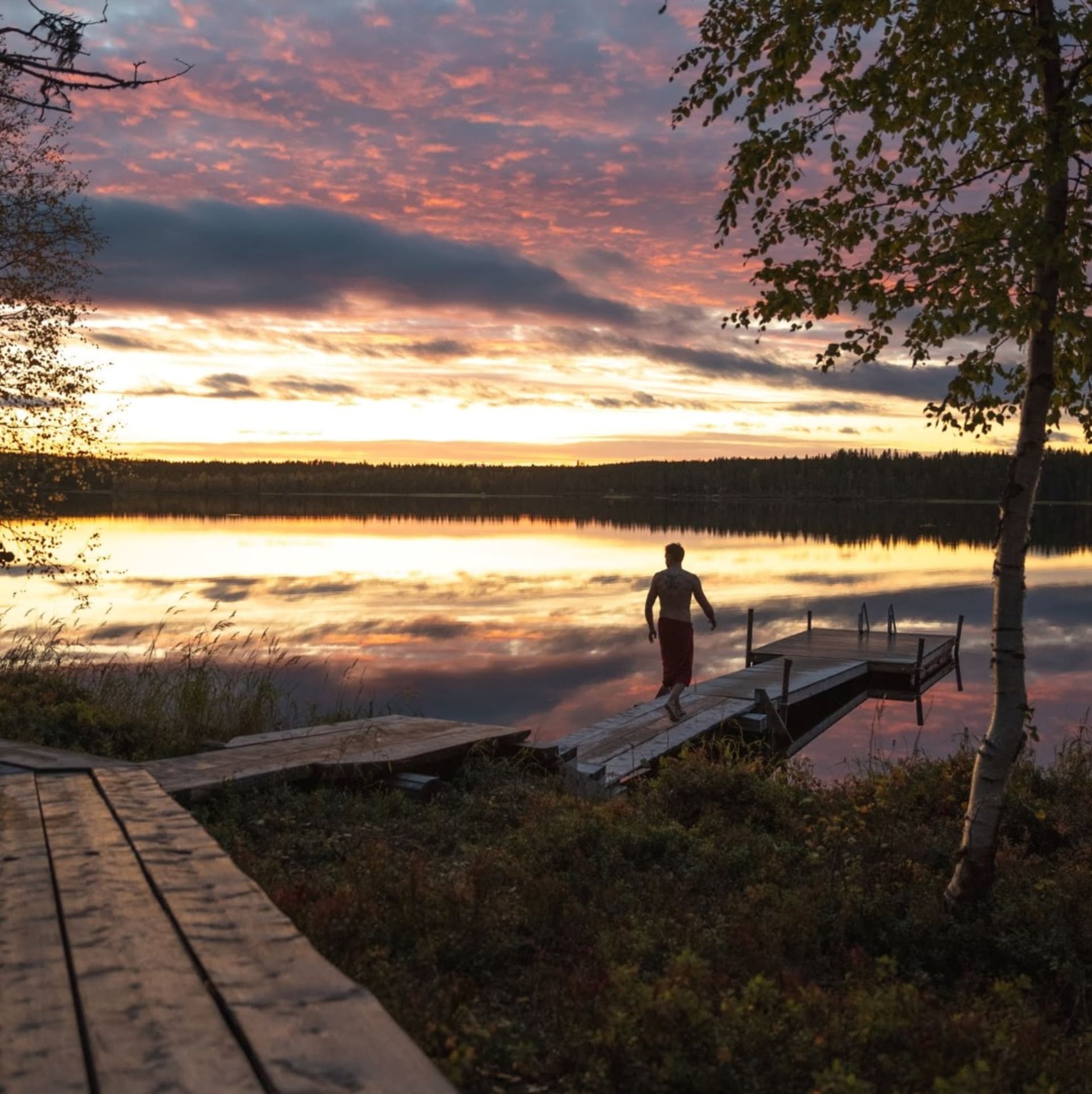 Rantalaiturilta pääsee  virkistäytymään Luosujärveen.