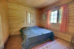 Lomamökin toisen makuuhuoneen yleisnäkymä.