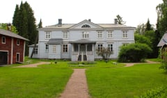 Urajärven kartanon piha-alue järveltä päin