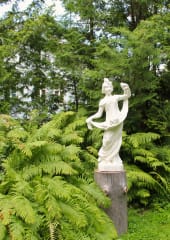 Kartanon puistossa on useita patsaita ja muita koristuksia