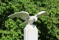 Muun muassa luontoaiheet ja mytologia/tarusto näkyy kartanon puiston patsaissa