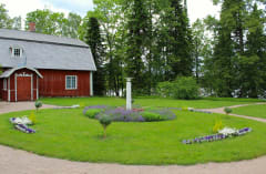 Kartanon pihapiirin sivurakennuksessa on museon vanhin osa, jonka kokoamisen aloittivat kartanon viimeiset omistajat itse