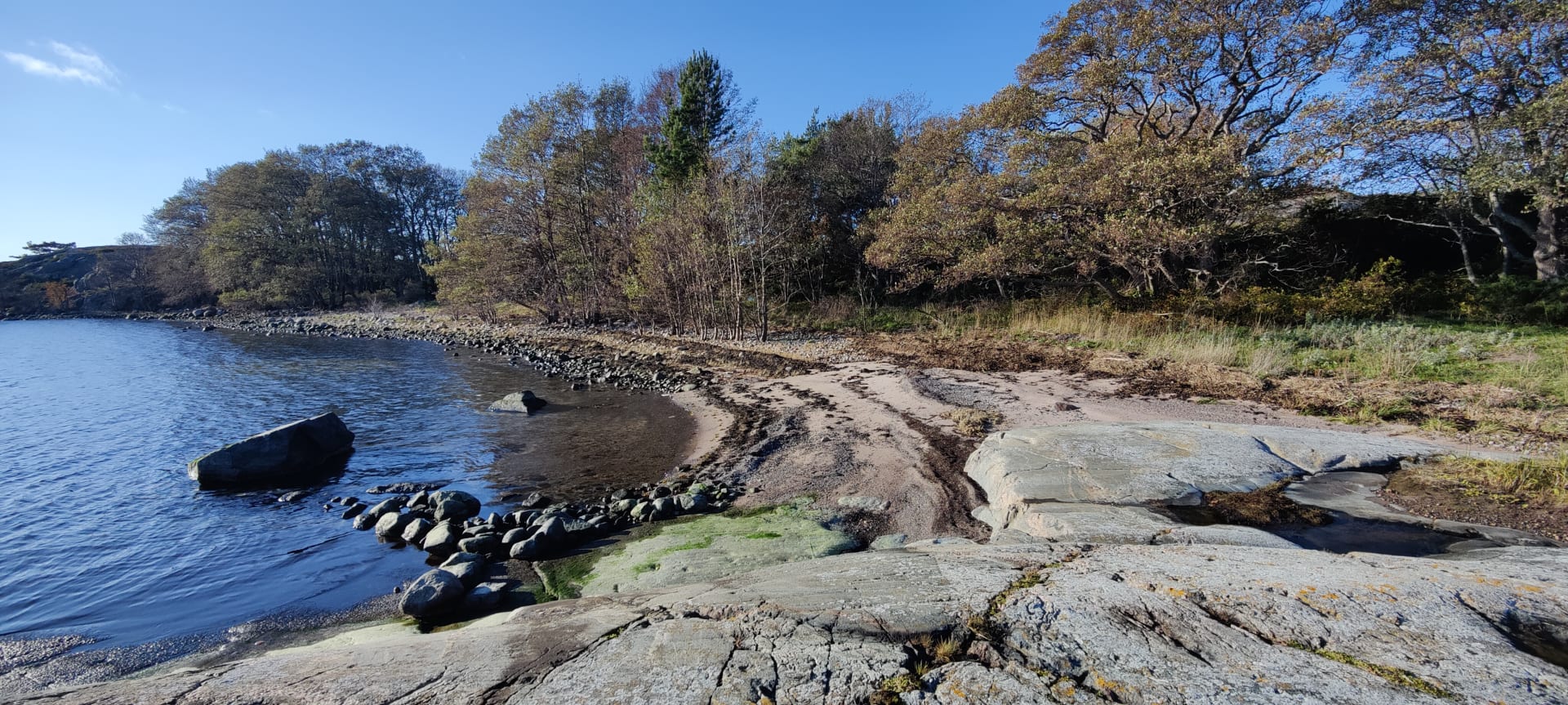 Saaren yksi merenranta. Saaren yksi merenranta.