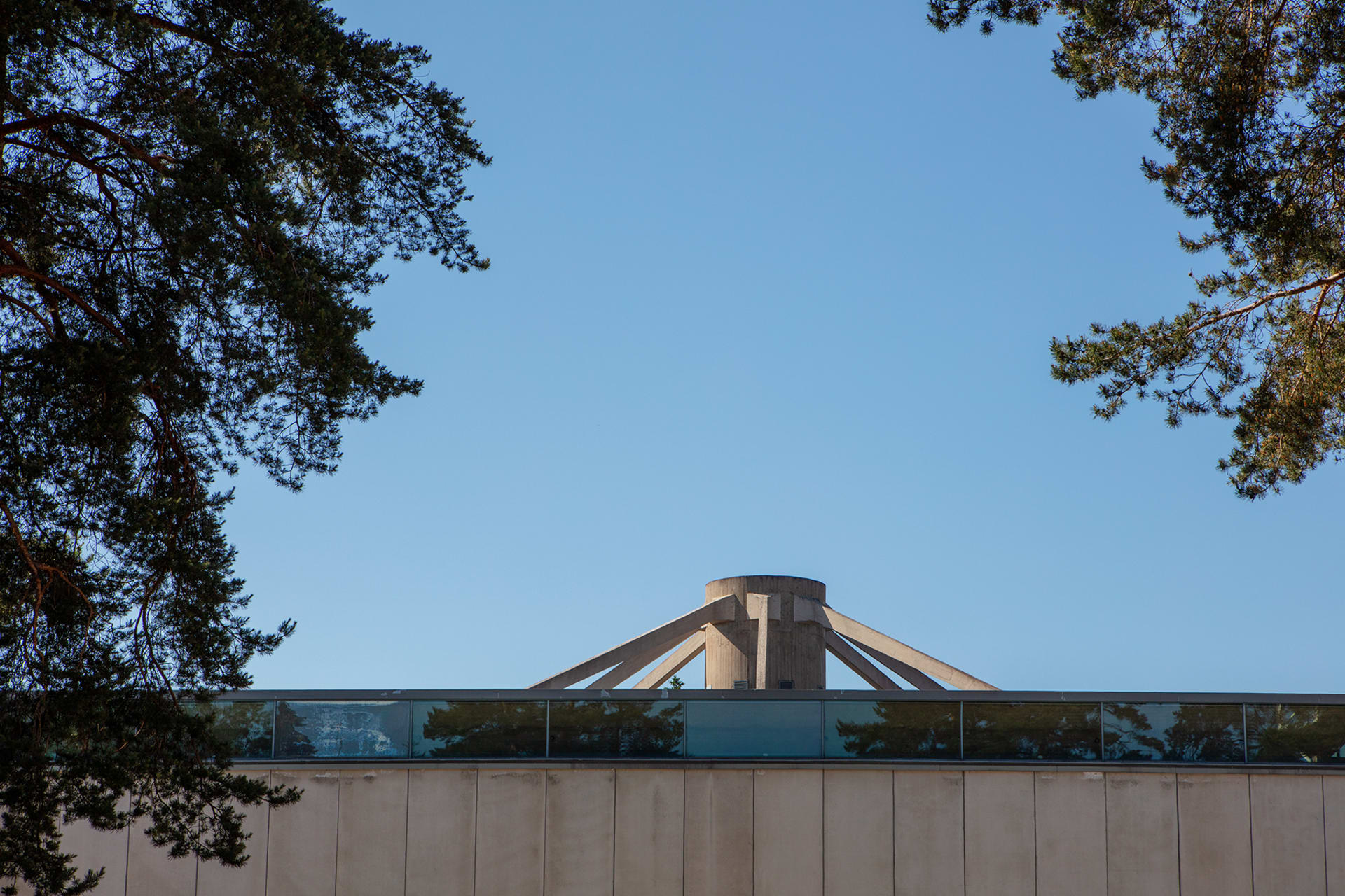 Detail of the WeeGee House's roof with a pylon structure.