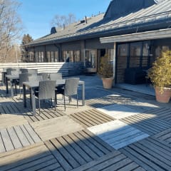 During the summer season, the roof terrace of the Accommodation Hermann is freely available to overnight guests. The terrace has several groups of tables for dining and a terrace sofa in the canopy.