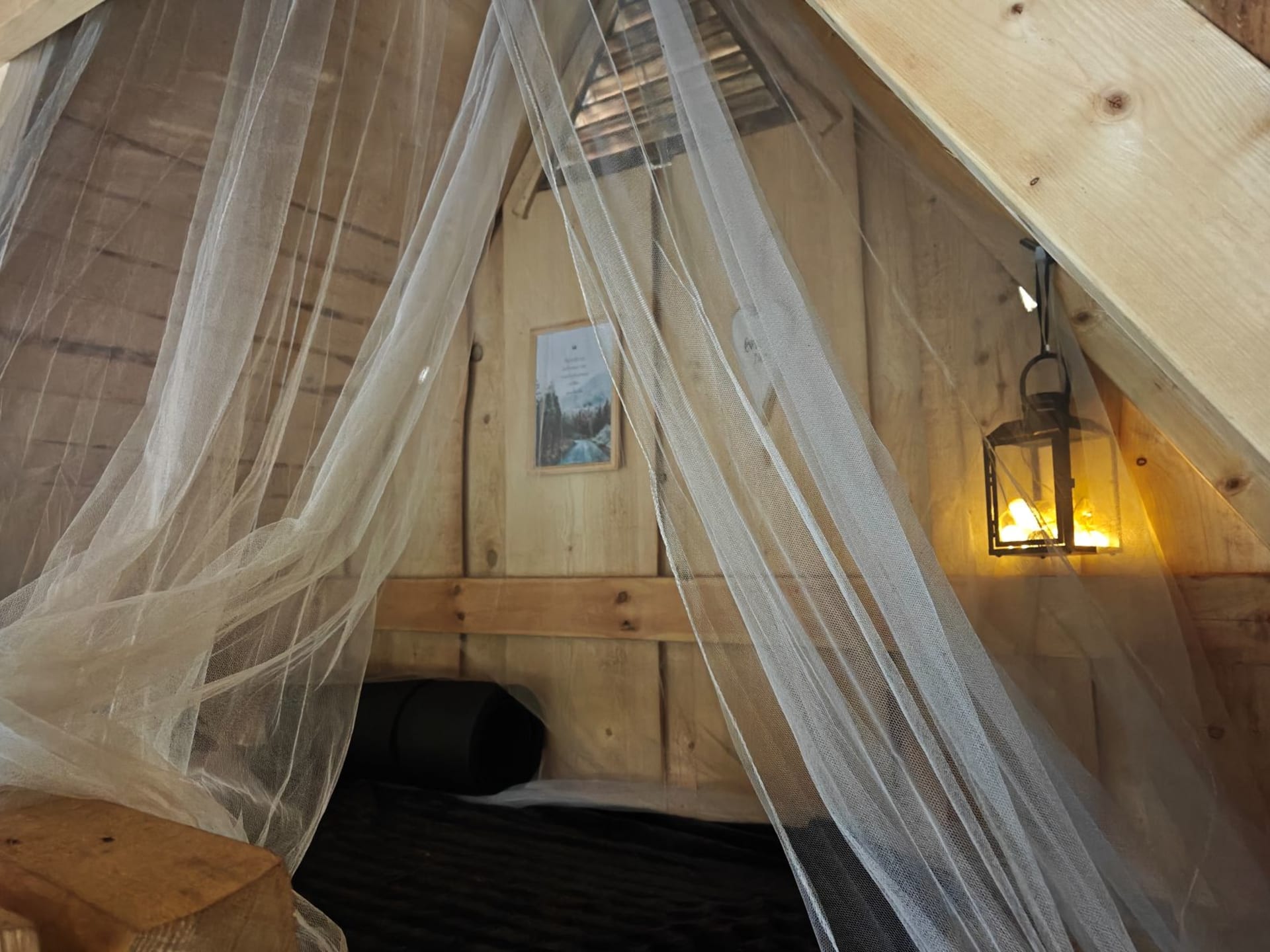 Hyttysverkko laavun parvella pitää hyönteiset loitolla..