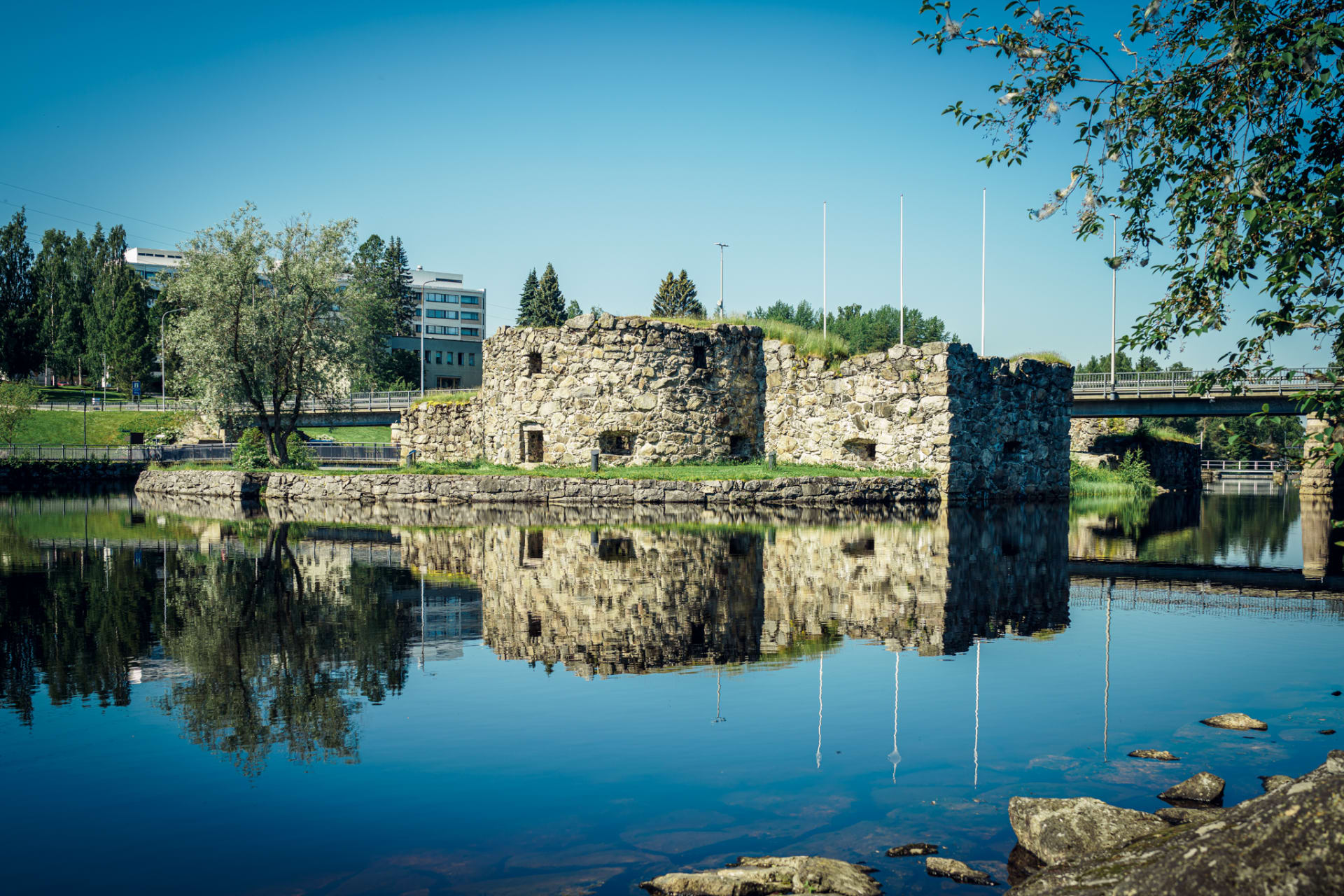 Kajaanin rauniolinnaa ympäröi Kajaaninjoki