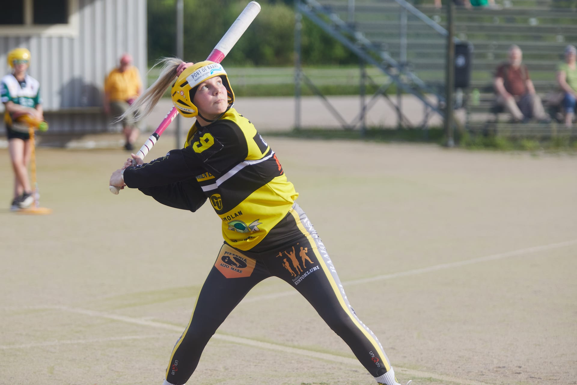 Pesäpalloilija lyömässä palloa.