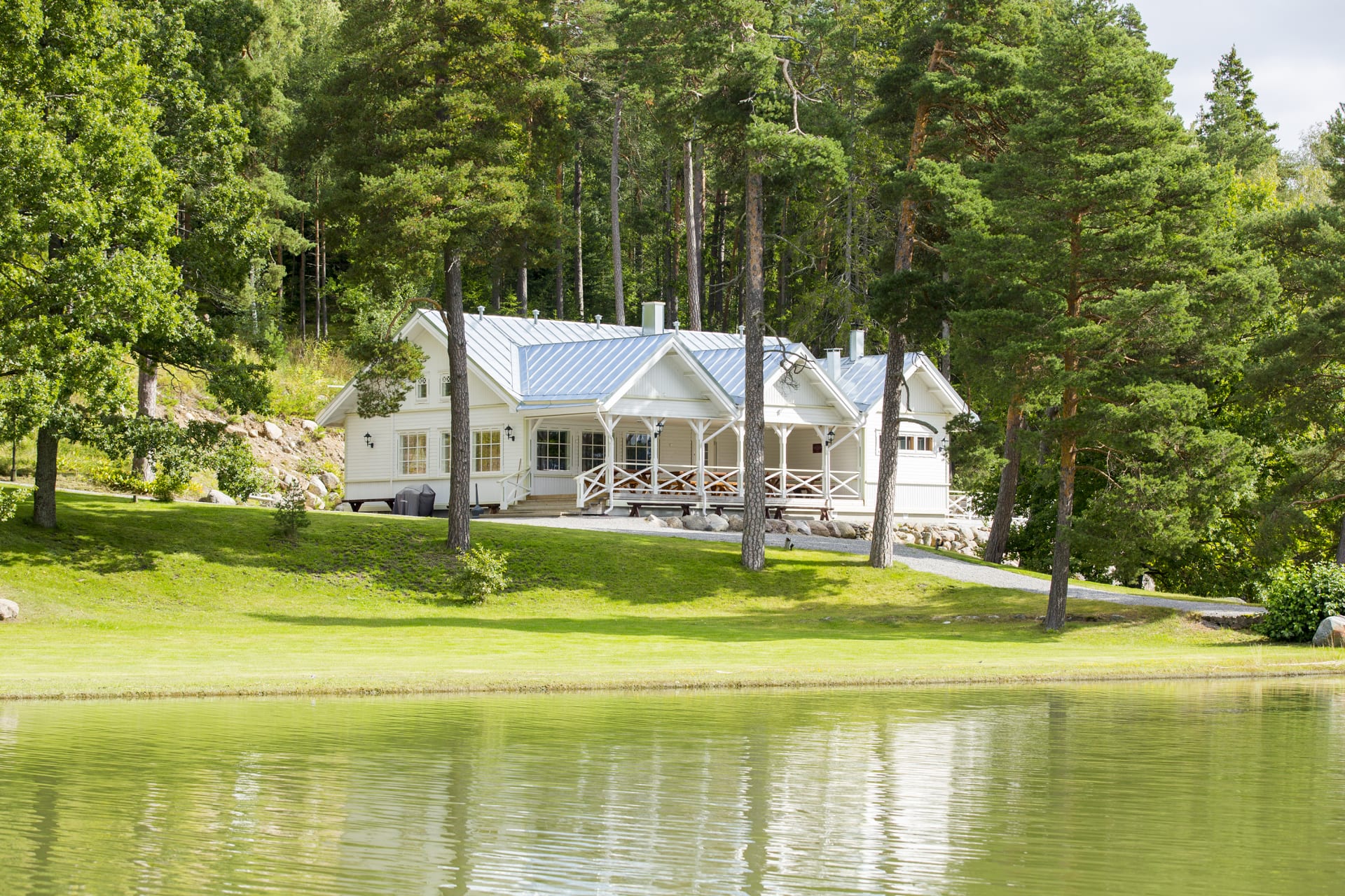 Kommodorin rantahuvila kesällä Kommodorin rantahuvila kesällä