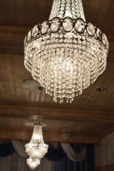 Länsi-Suomen opiston juhlasalin kattokruunut