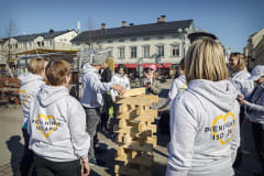 Group of friends playing Oulu city adventure.