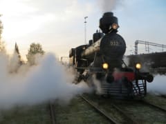 Höyryveturista tulee höyryä.