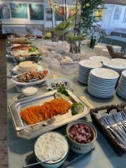 Ravintolan juhlapöytä. Restaurant's banquet table.