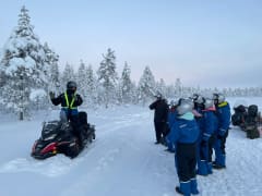 Moottorikelkkailun alkeet Ylläksellä paikallisen perheyrityksen Kylmämaan kanssa