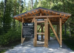 Torpan metsän sisäänkäynnin katokseen saat varusteesi suojaan sateelta.