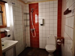 Seitahotellin 2h huoneen wc