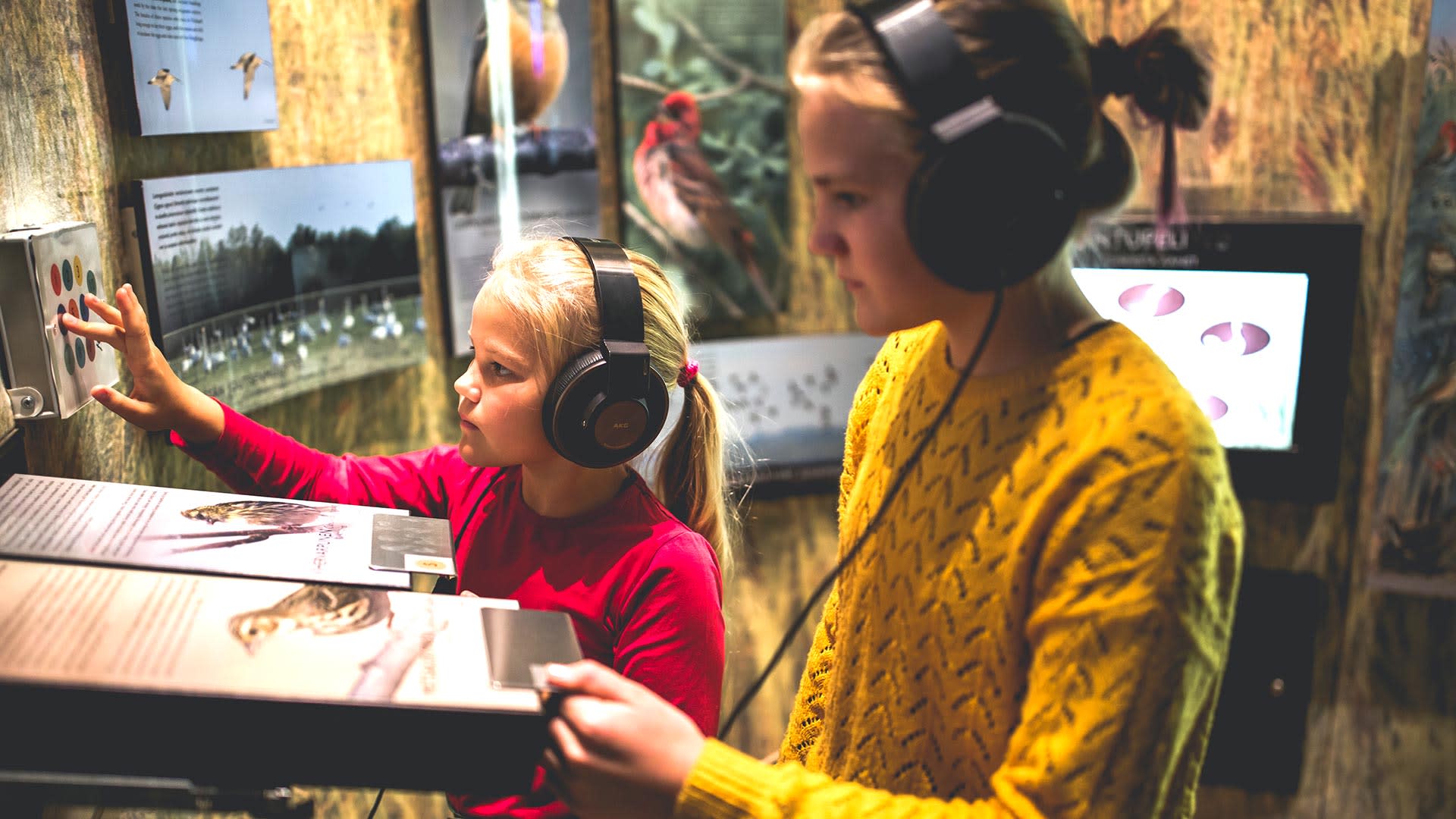 Lapsia tutustumassa näyttelyyn. Children getting to know the exhibition.