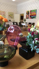 Galleriassamme sekä lasidesignia että kuvataidetta.