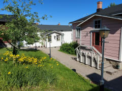 Sparvinin talo ja Kuparisepän talo Toivolan vanhalla pihalla