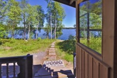 Näkymä lomamökin terassilta rantaan vievälle polulle.