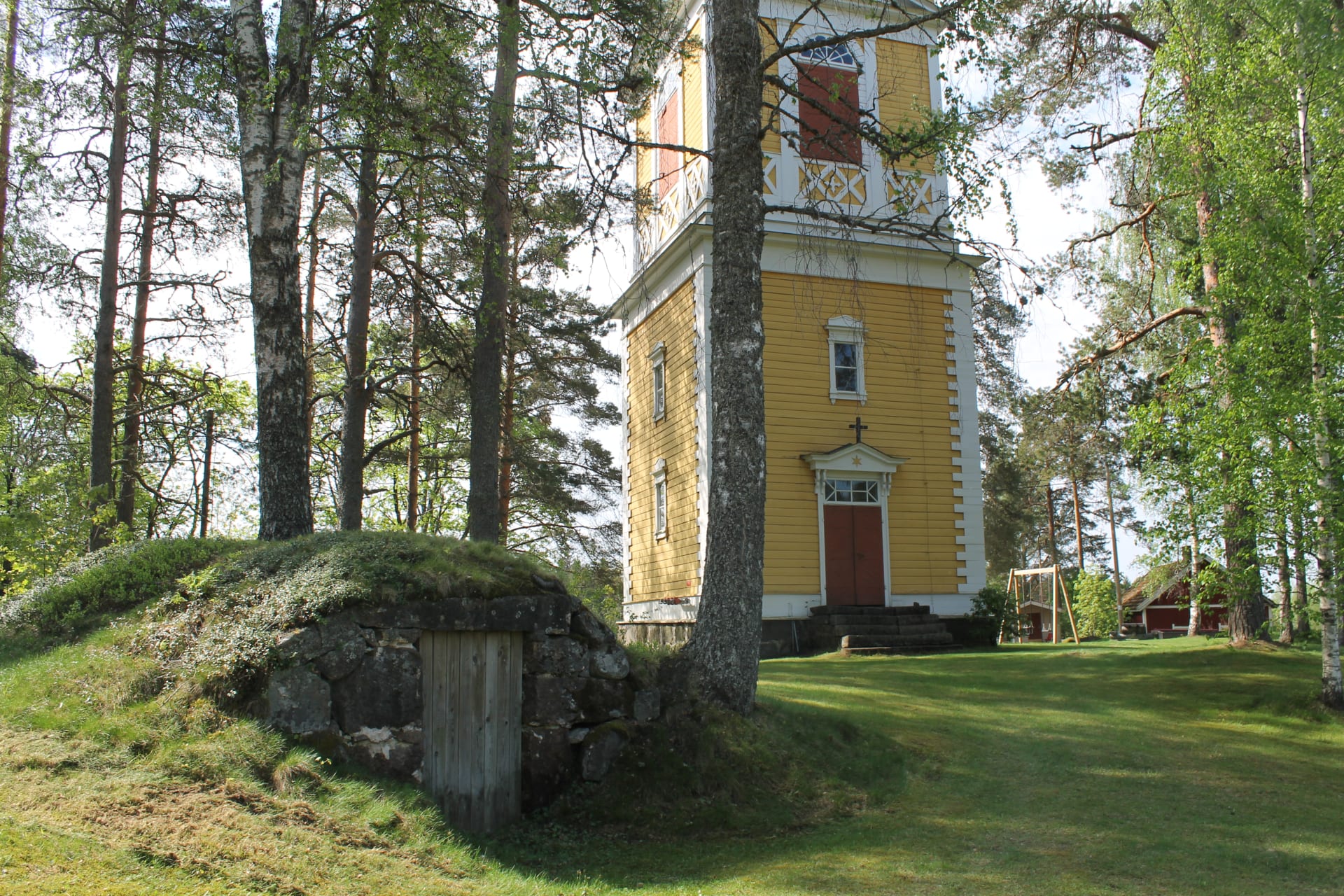 Luumäen kirkonmäen kellotorni kesällä.