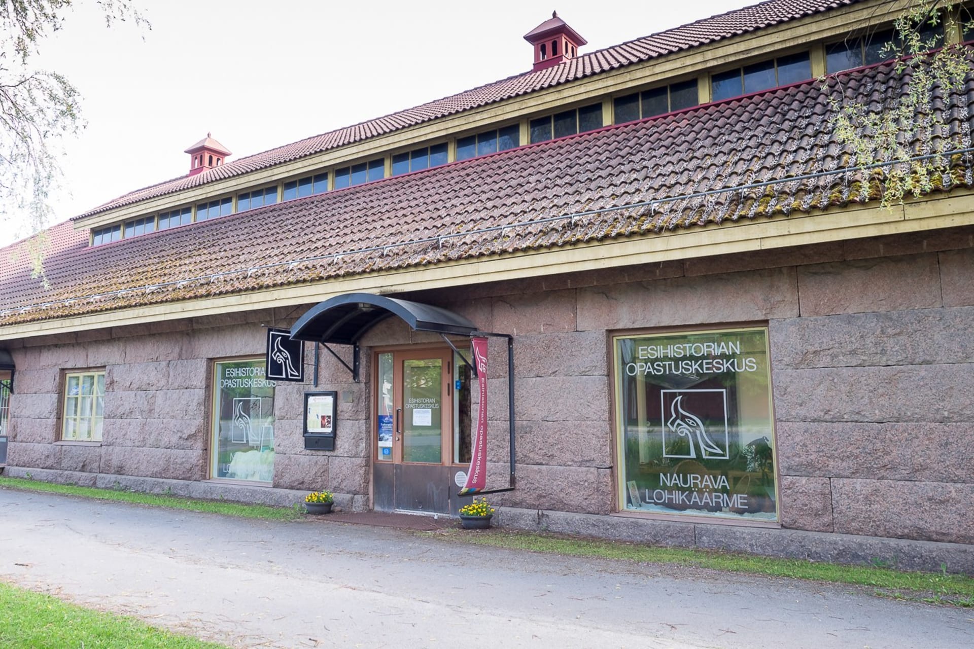 Esihistorian opastuskeskus sijaitsee vanhassa kivinavetassa, ulkokuva