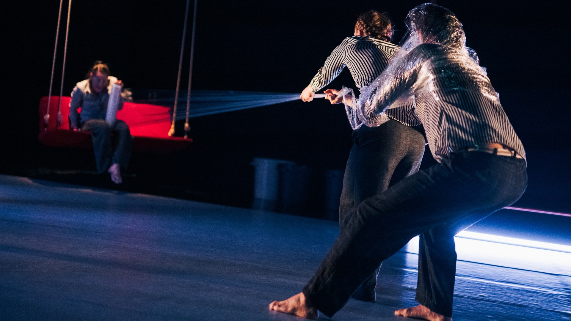 Tanssikohtaus teoksesta.