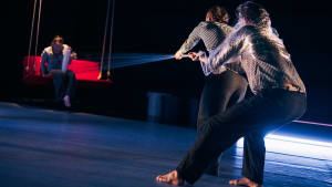 Tanssikohtaus teoksesta.