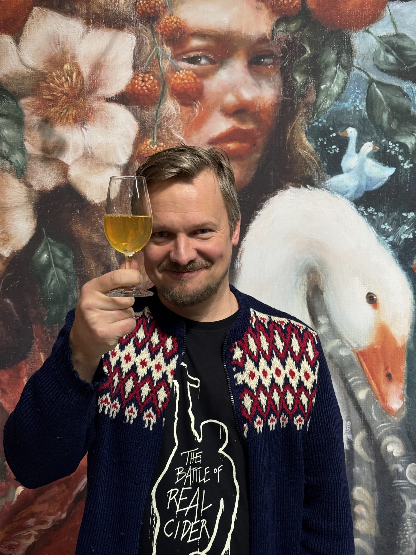 Siiderintekijä vastaanottaa vieraat